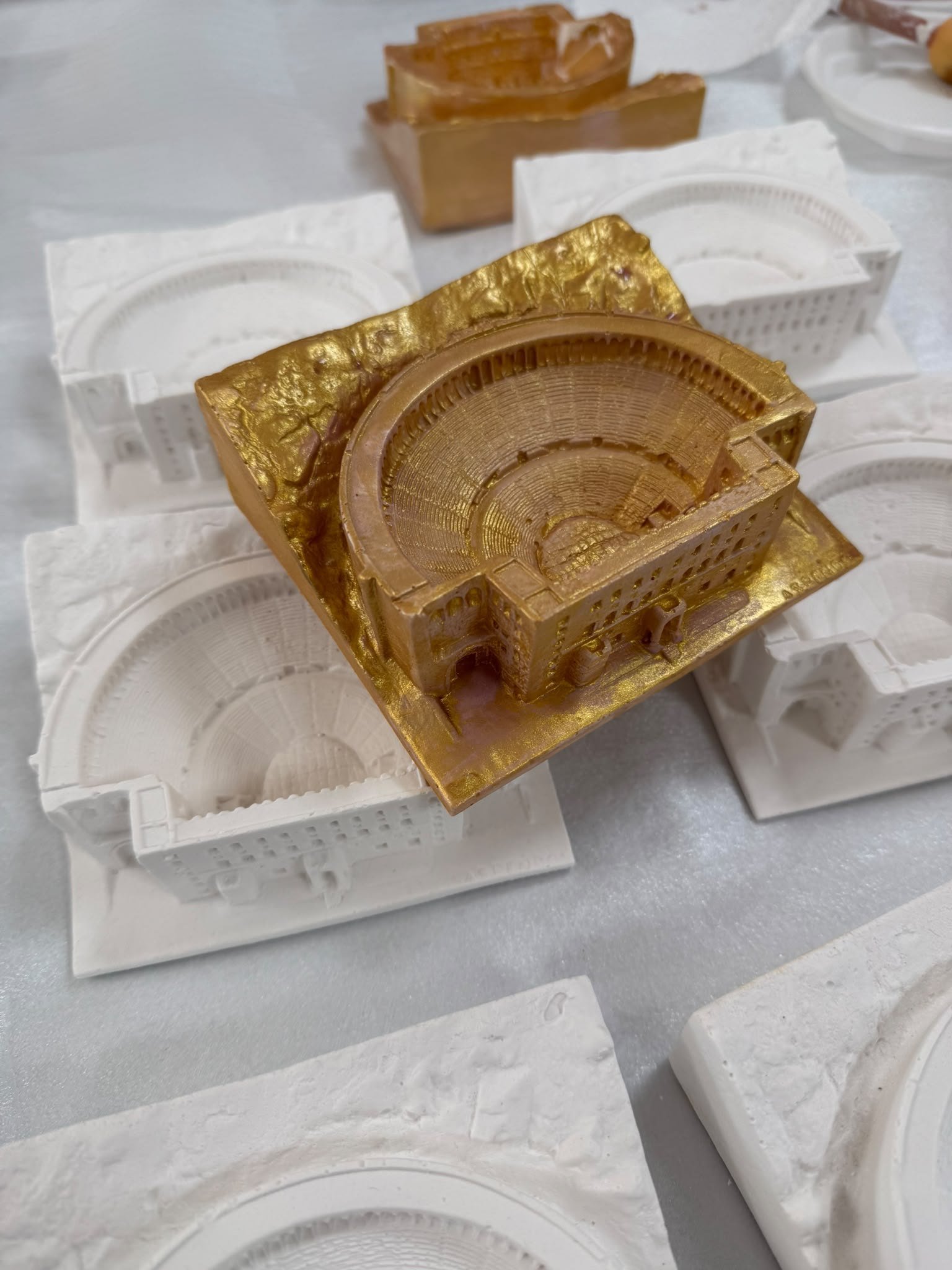 Aspendos Antik Tiyatrosu'ndan esinlenerek hazırlanan dekoratif ürünler