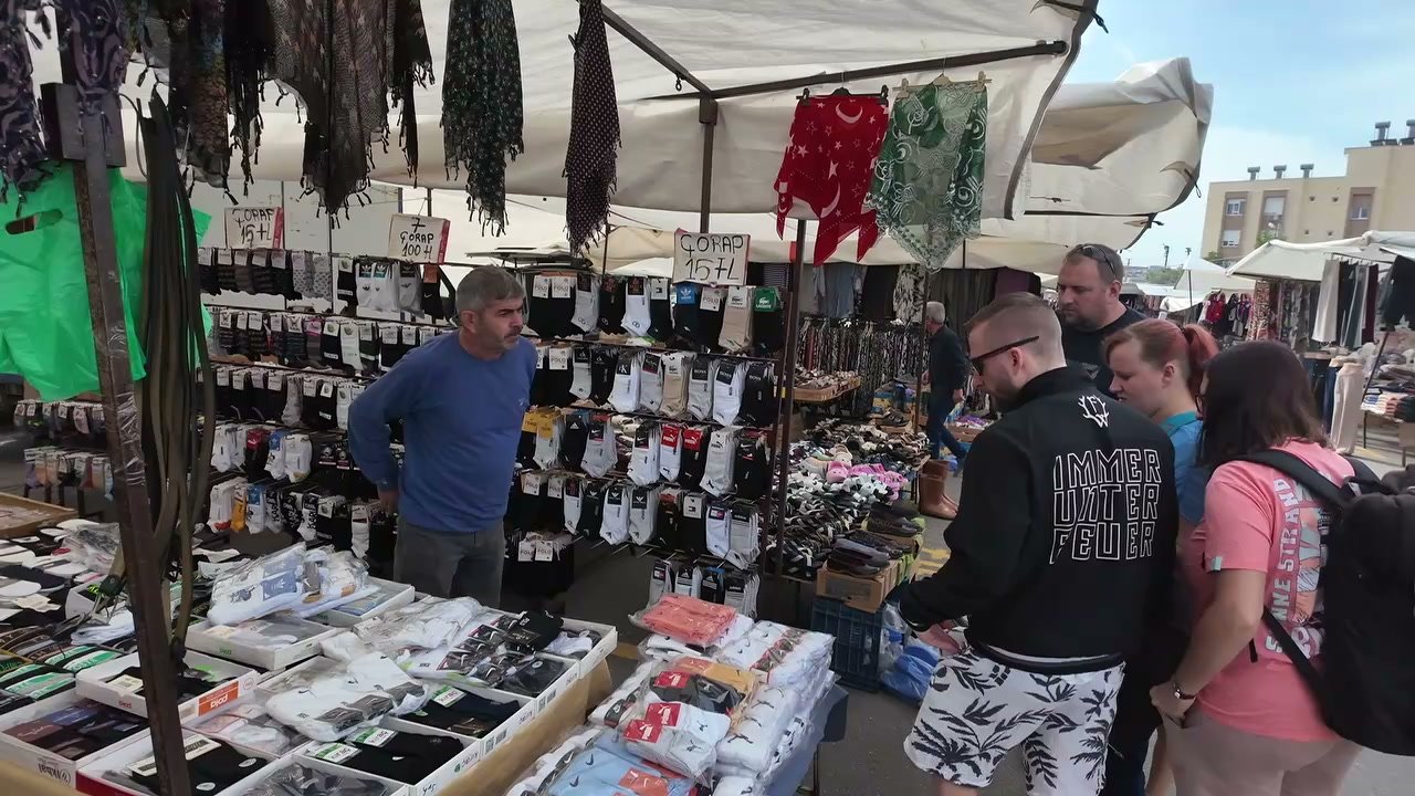 Tezgâhta turistlerle Almanca pazarlık