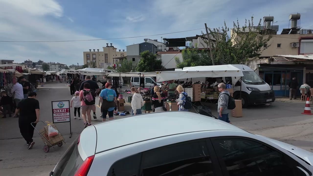 Serik Cuma Pazarı'nı gezen yabancı turistler