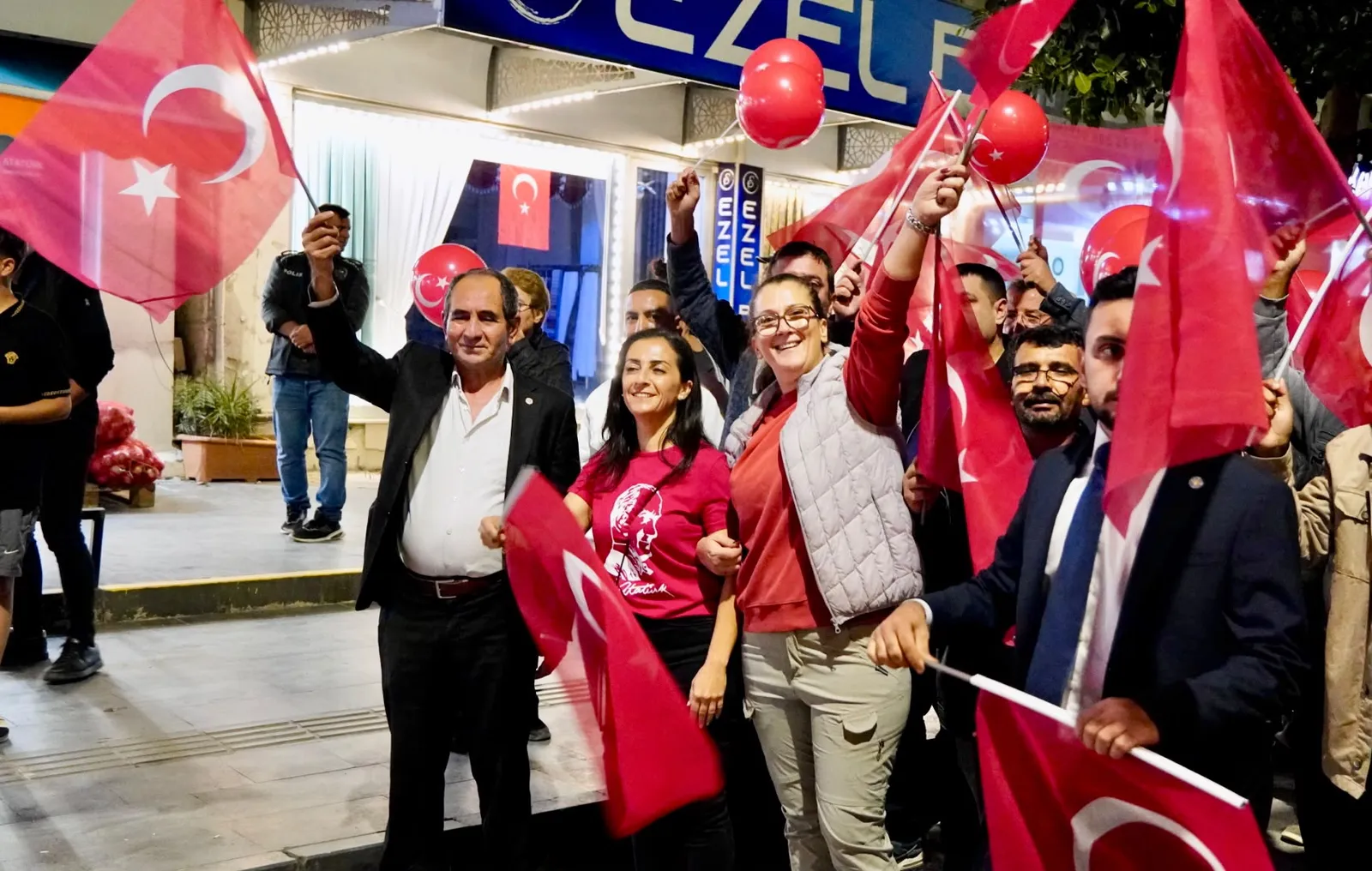 Serik'te Cumhuriyet Bayramı yürüyüşünde Türk bayraklarıyla yürüyen katılımcılar