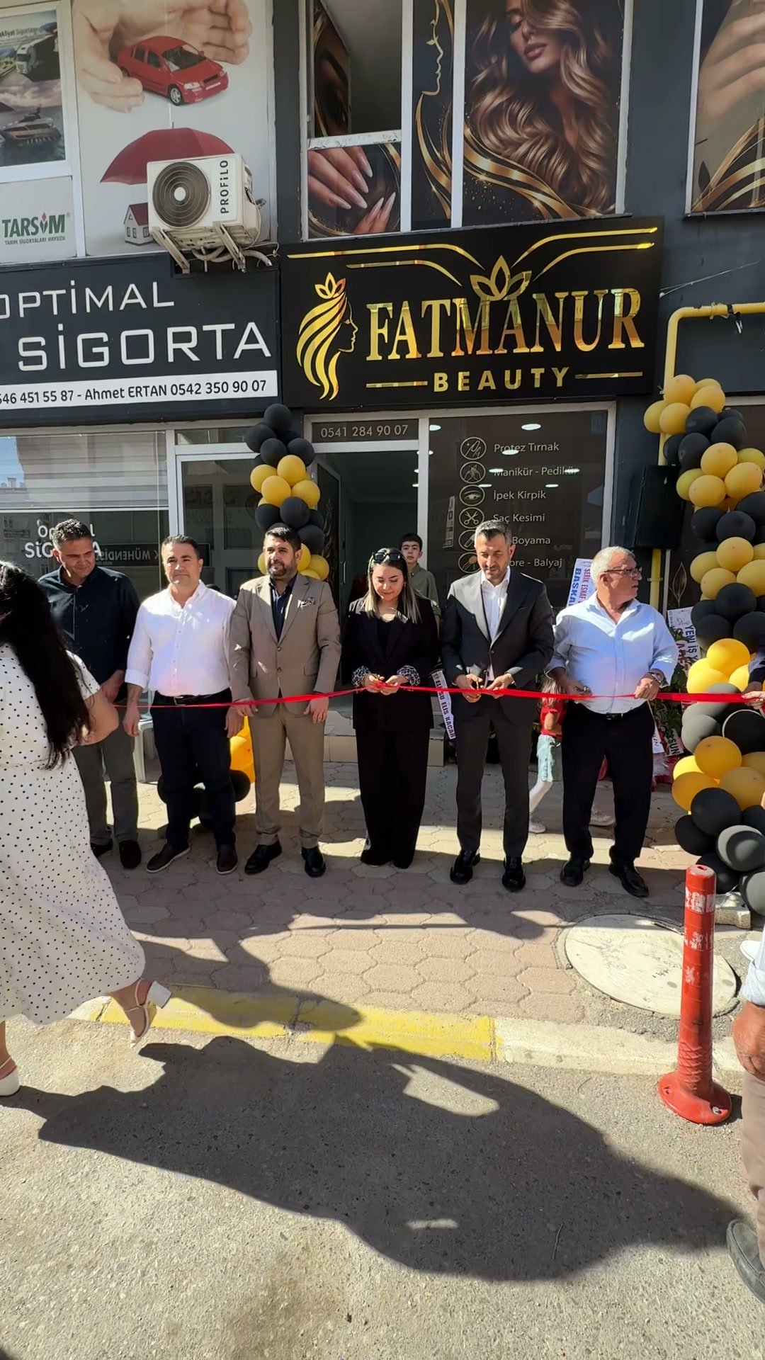 Fatmanur Beauty'nin açılış töreninde davetliler kurdele başında