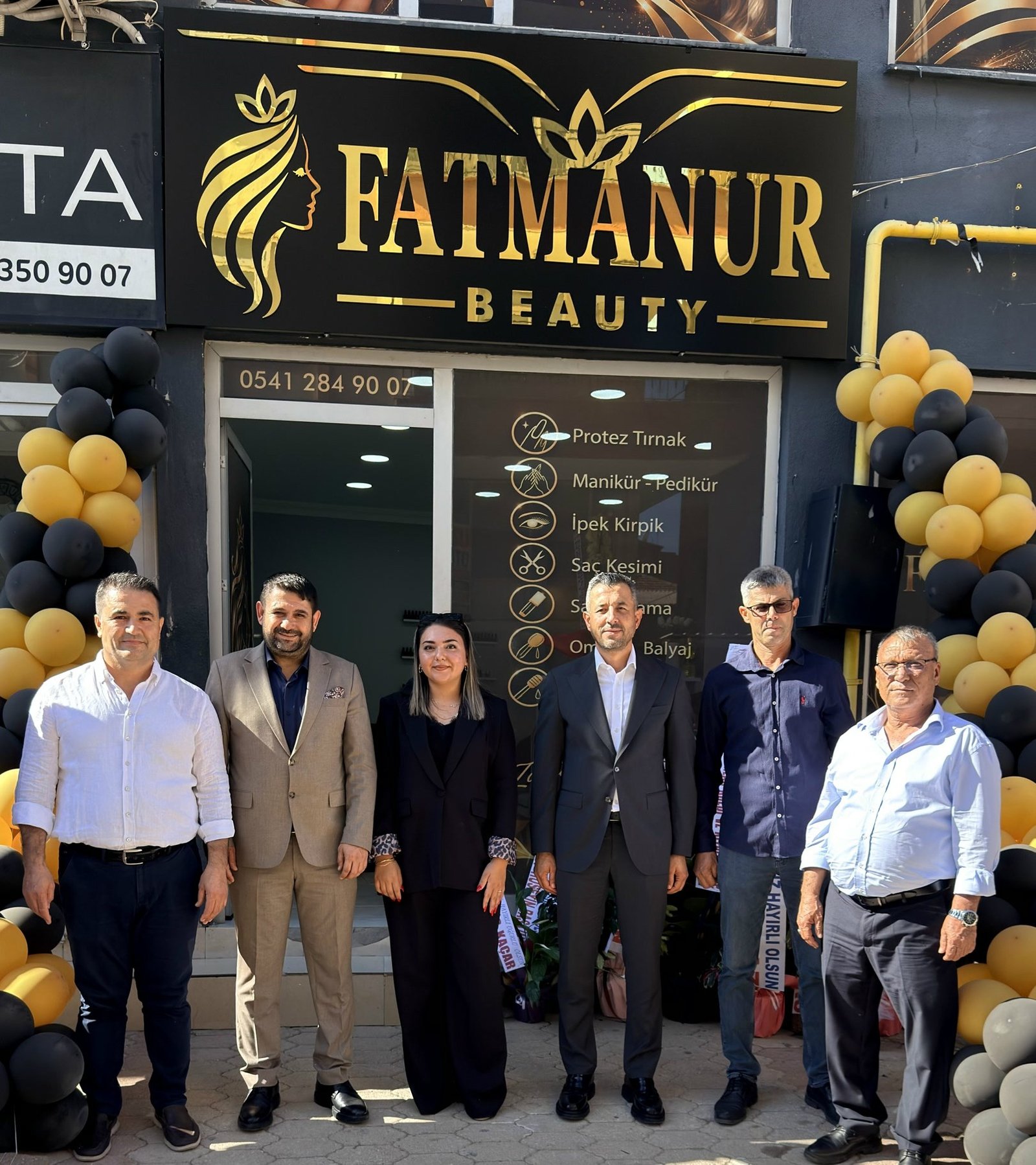 Serik'te açılan Fatmanur Beauty güzellik merkezinin önünde işletme sahibi Fatma Nur Yılmaz ve davetliler