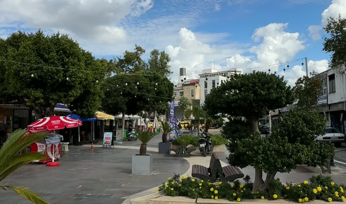 Serik'te akşam etkili olması beklenen fırtına öncesinde gökyüzünü kaplayan bulutlar,