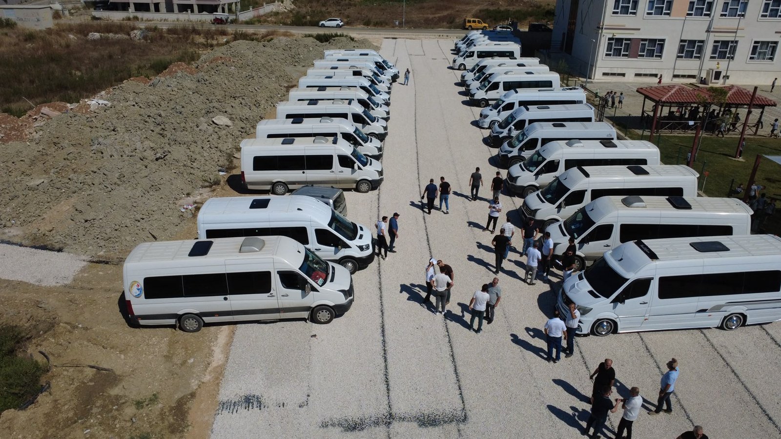 Gedik İlköğretim Okulu'nun batı cephesinde düzenlenen servis alanı havadan görüntülendi