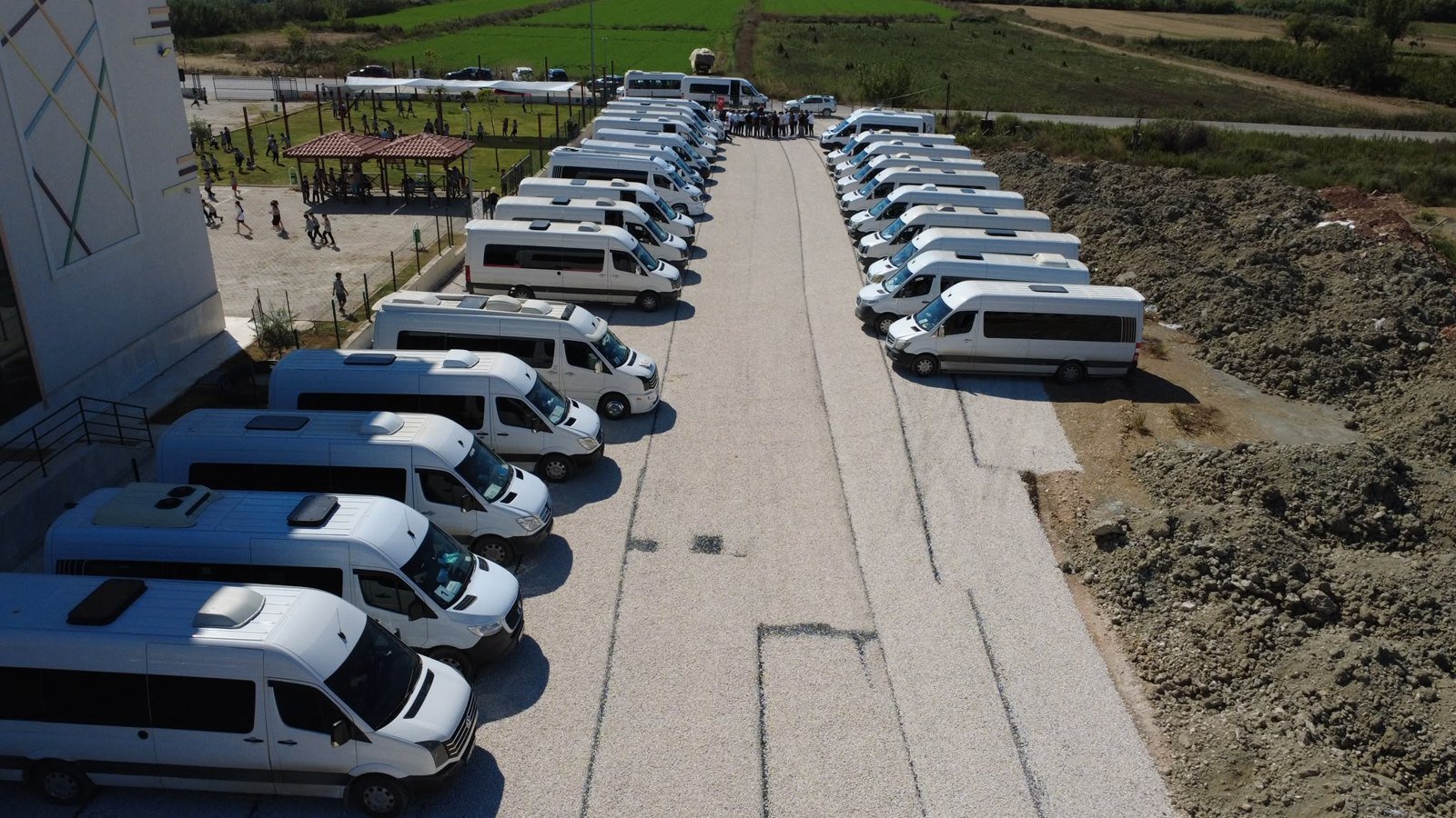 Servis araçlarının park ettiği alan