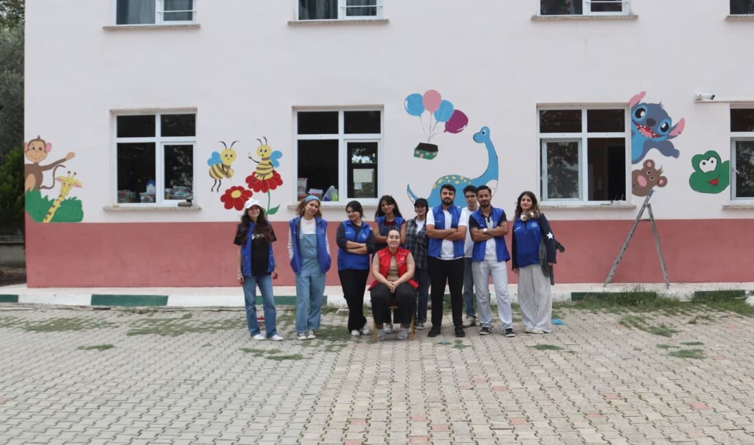 Serik Gençlik Merkezi'nin projesiyle gönüllü gençler, kırsal mahallelerdeki okulları boyayıp