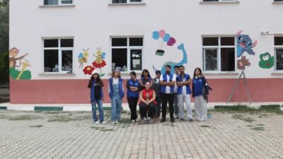 Serik Gençlik Merkezi'nin projesiyle gönüllü gençler, kırsal mahallelerdeki okulları boyayıp