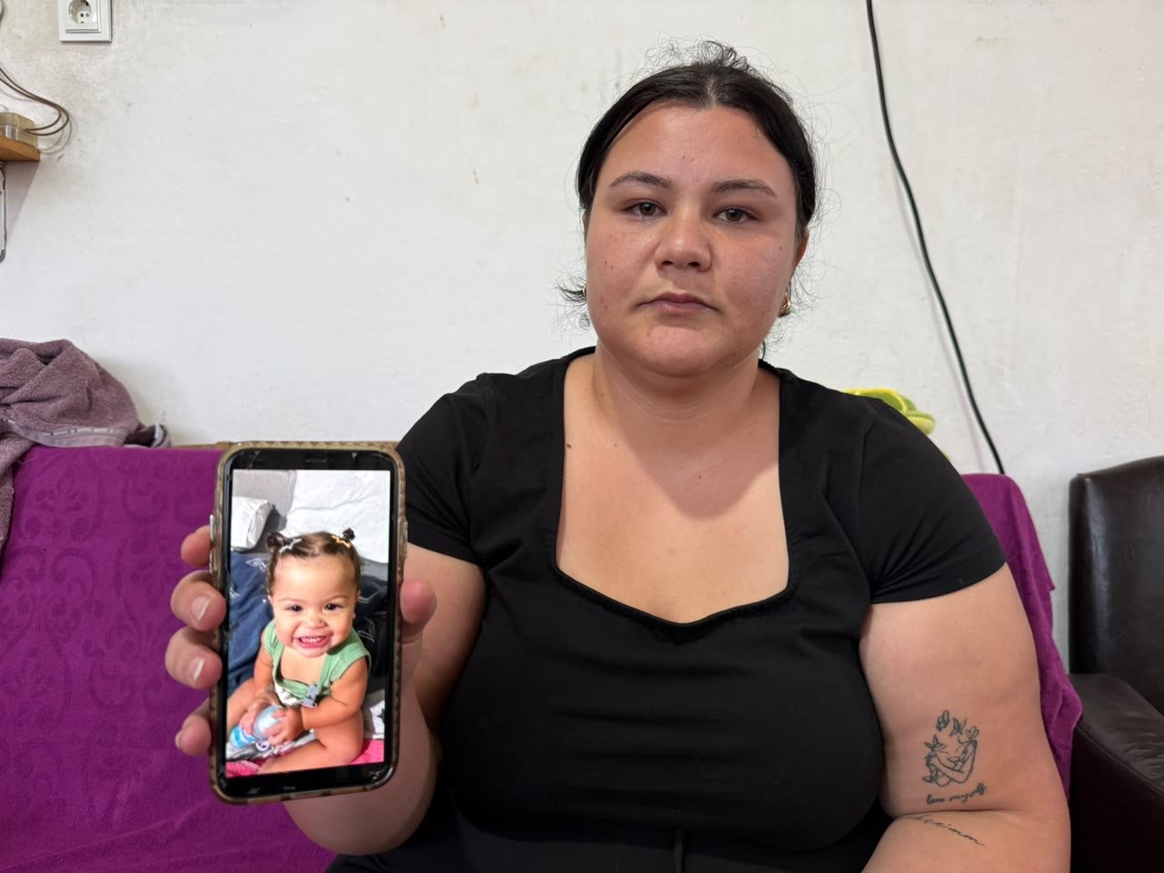 Anne, 13 aylık kızı Gökçe'nin fotoğrafını gösteriyor
