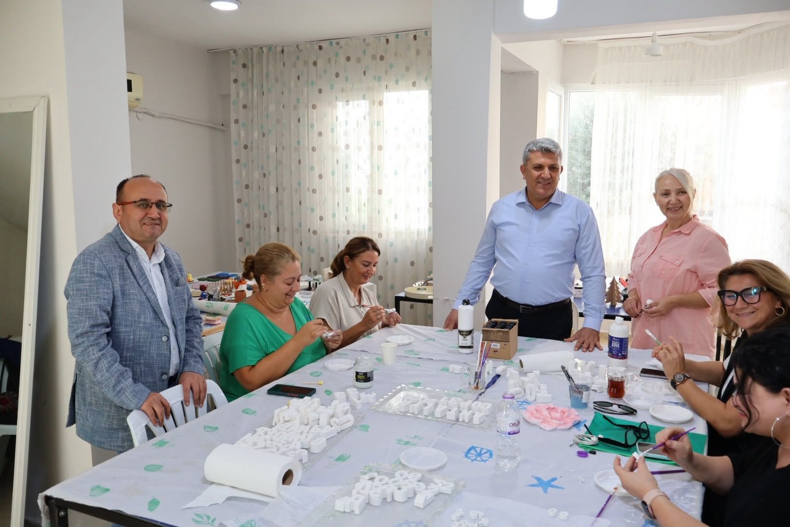 Kurs öğretmenleri ve kursiyerler ürünlerin hazırlık aşamasında