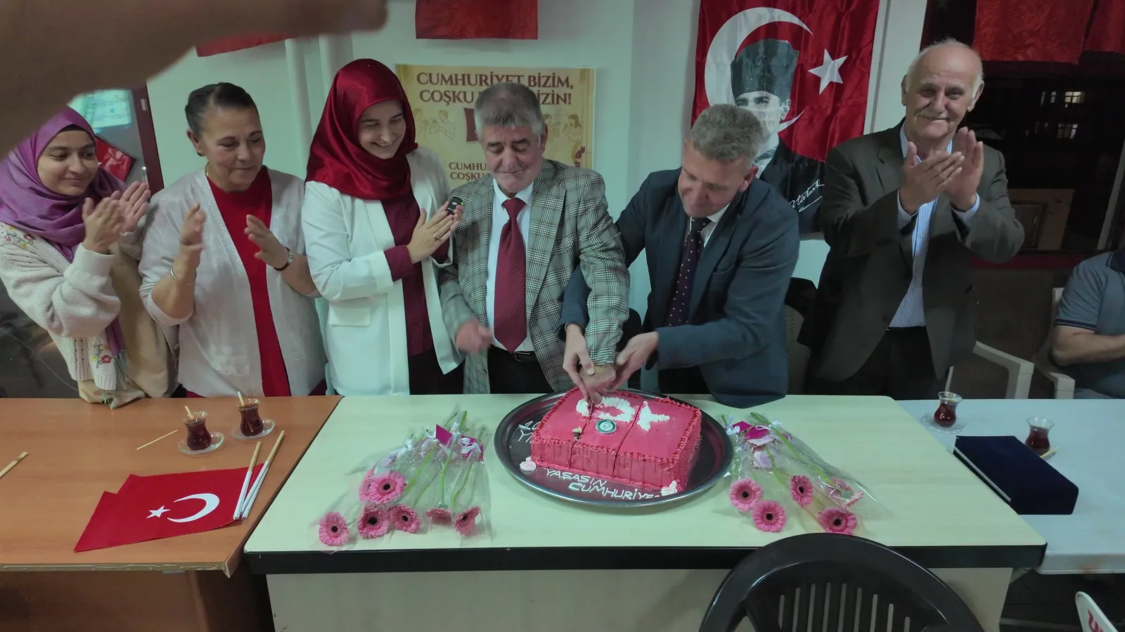 Serik İşitme Engelliler Derneği'nde Cumhuriyet'in 103. yılı pastası kesildi