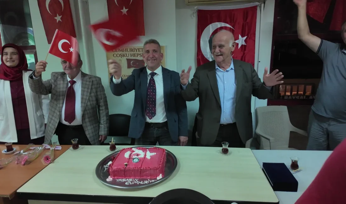Serik İşitme Engelliler Derneği, 29 Ekim Cumhuriyet Bayramı'nı üyeleriyle kutladı.