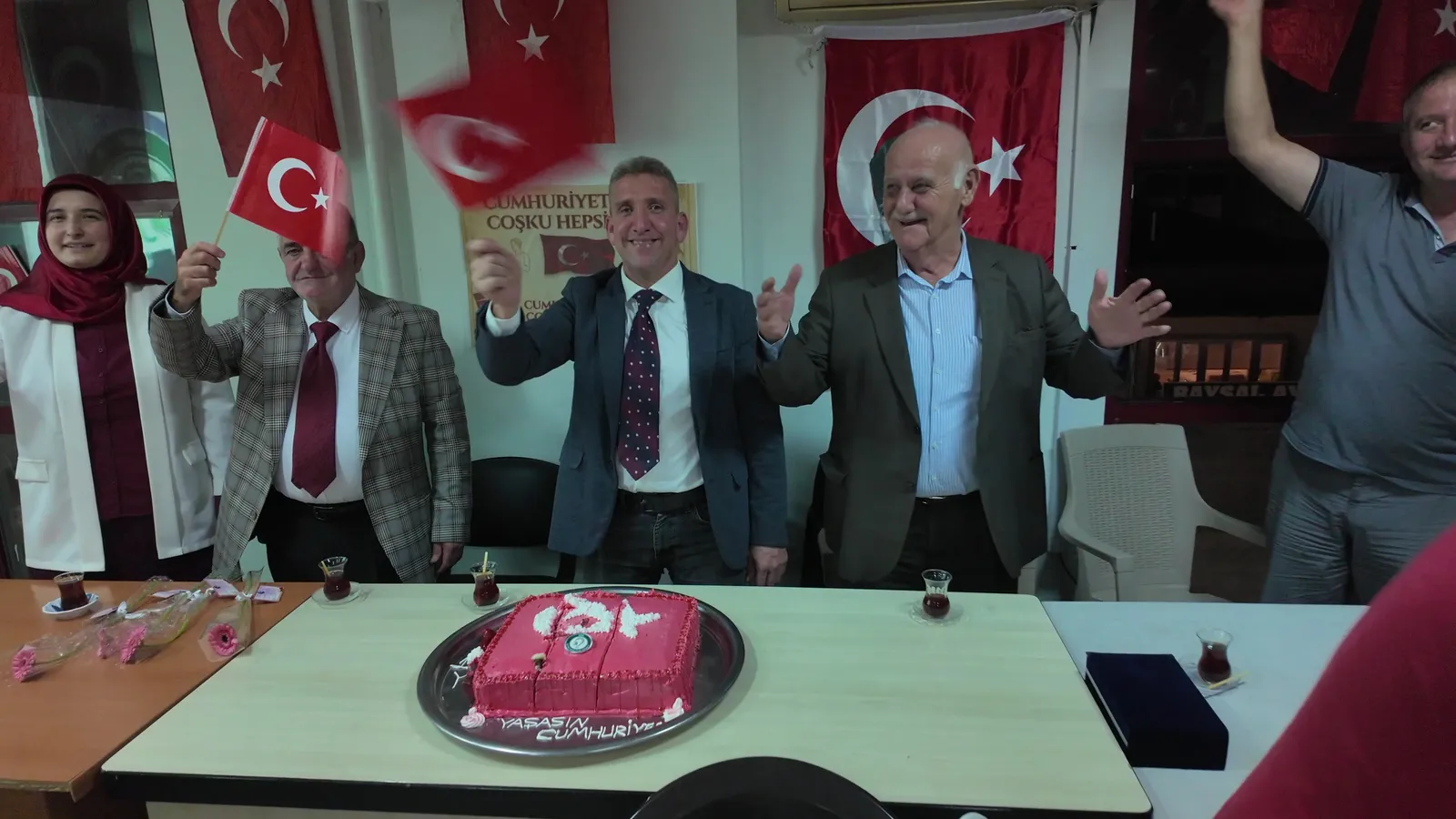 Serik İşitme Engelliler Derneği'nde 29 Ekim kutlamasında Türk bayrakları sallandı