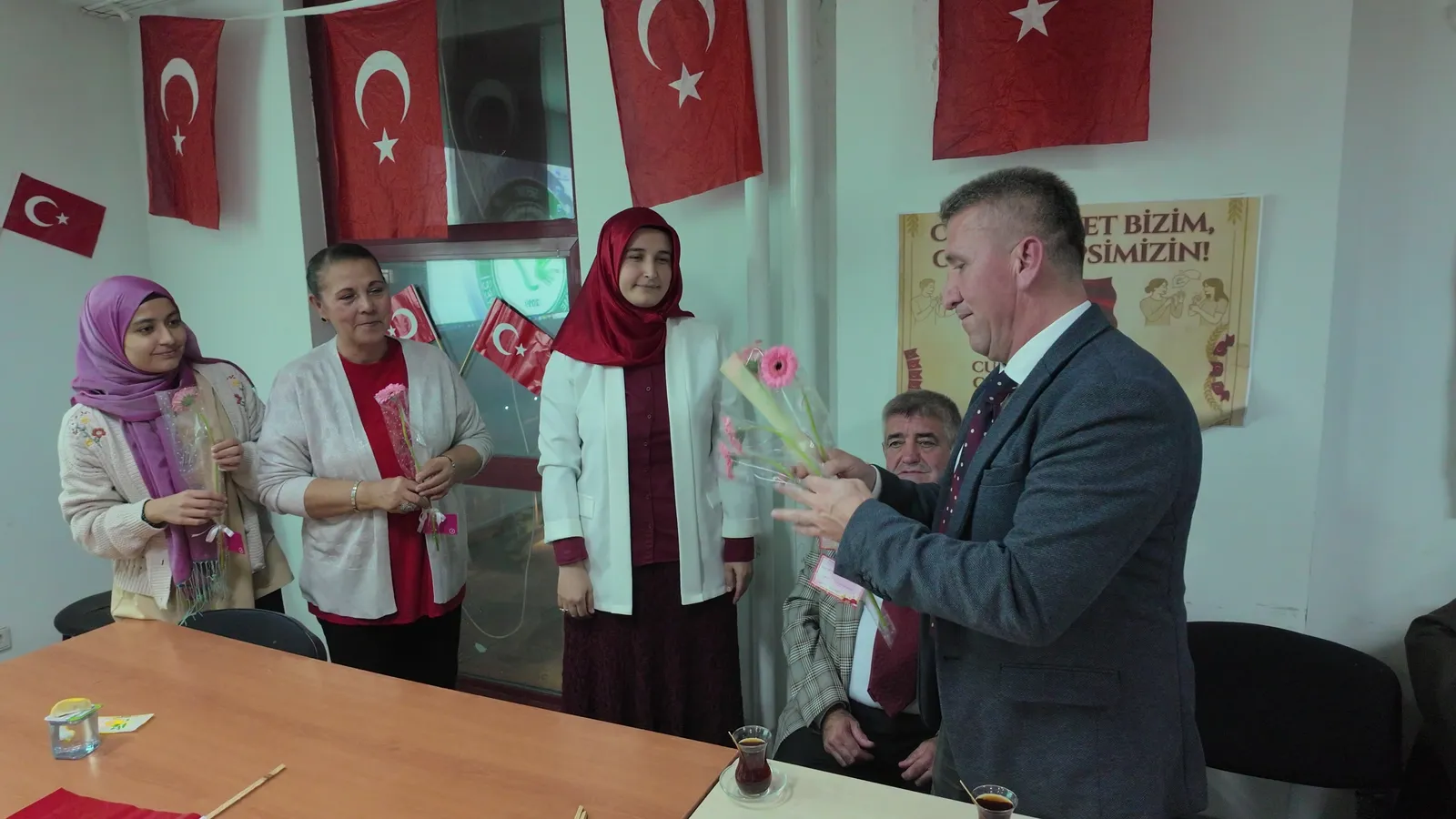 Serik İşitme Engelliler Derneği'nin kadın üyelerine çiçek takdim edildi
