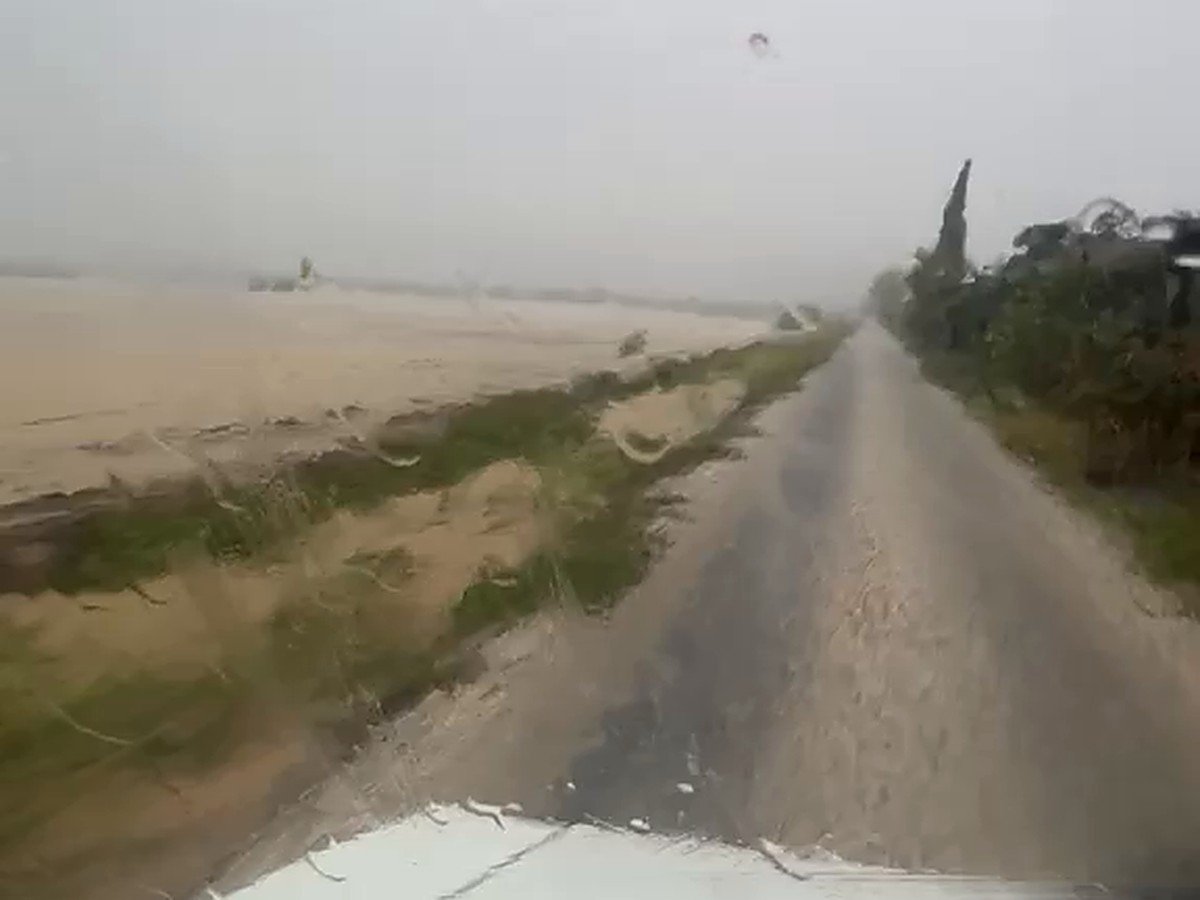 Mahalledeki arazi yolunda yağmur
