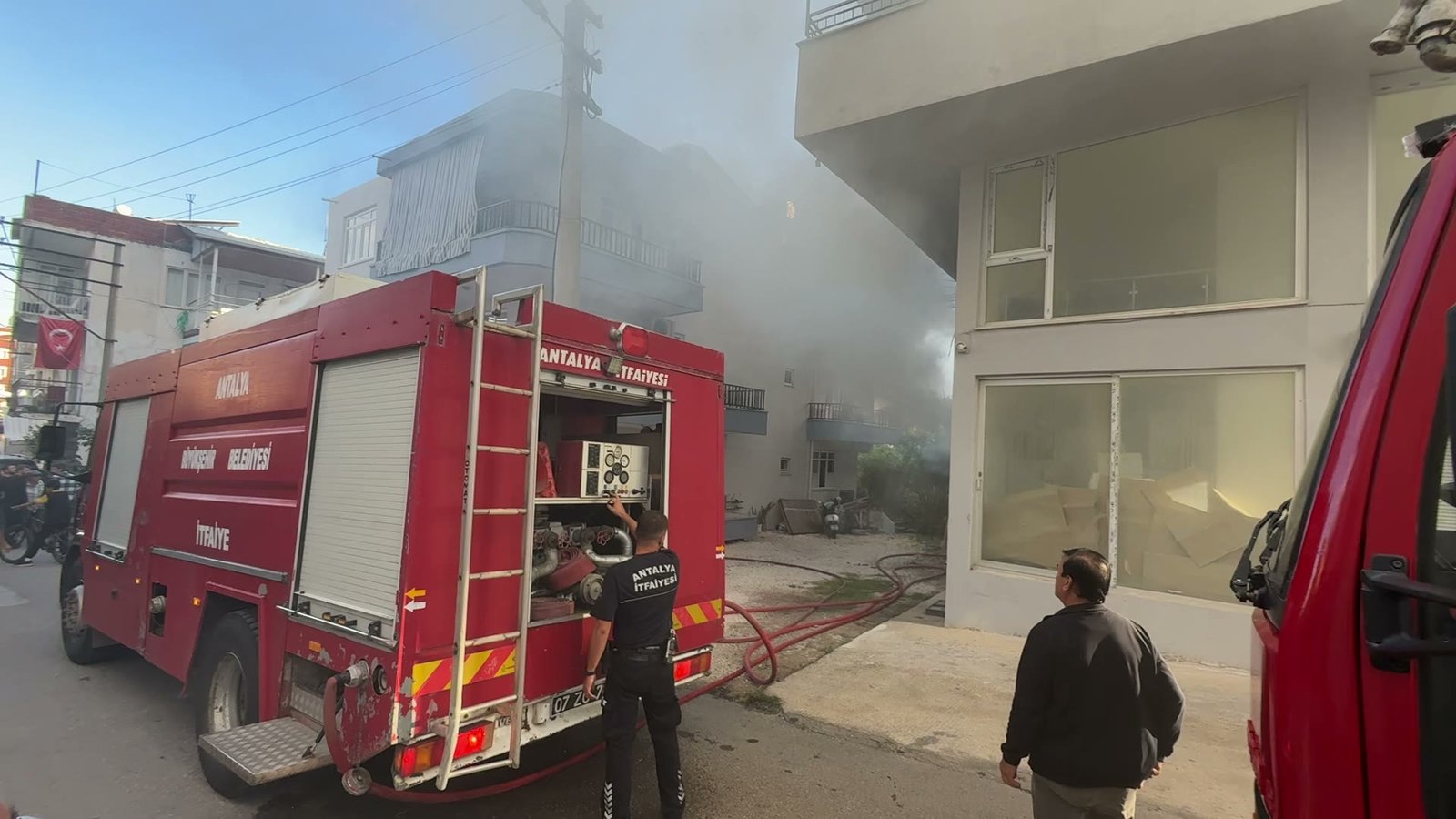 Dumanın kapladığı caddede itfaiye aracı