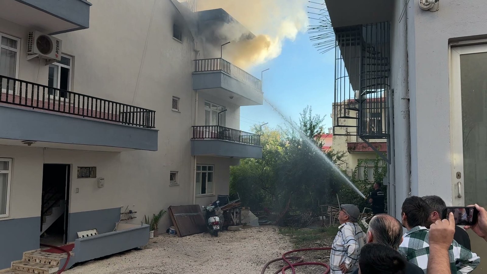 İtfaiye ekipleri yangına müdahale ediyor