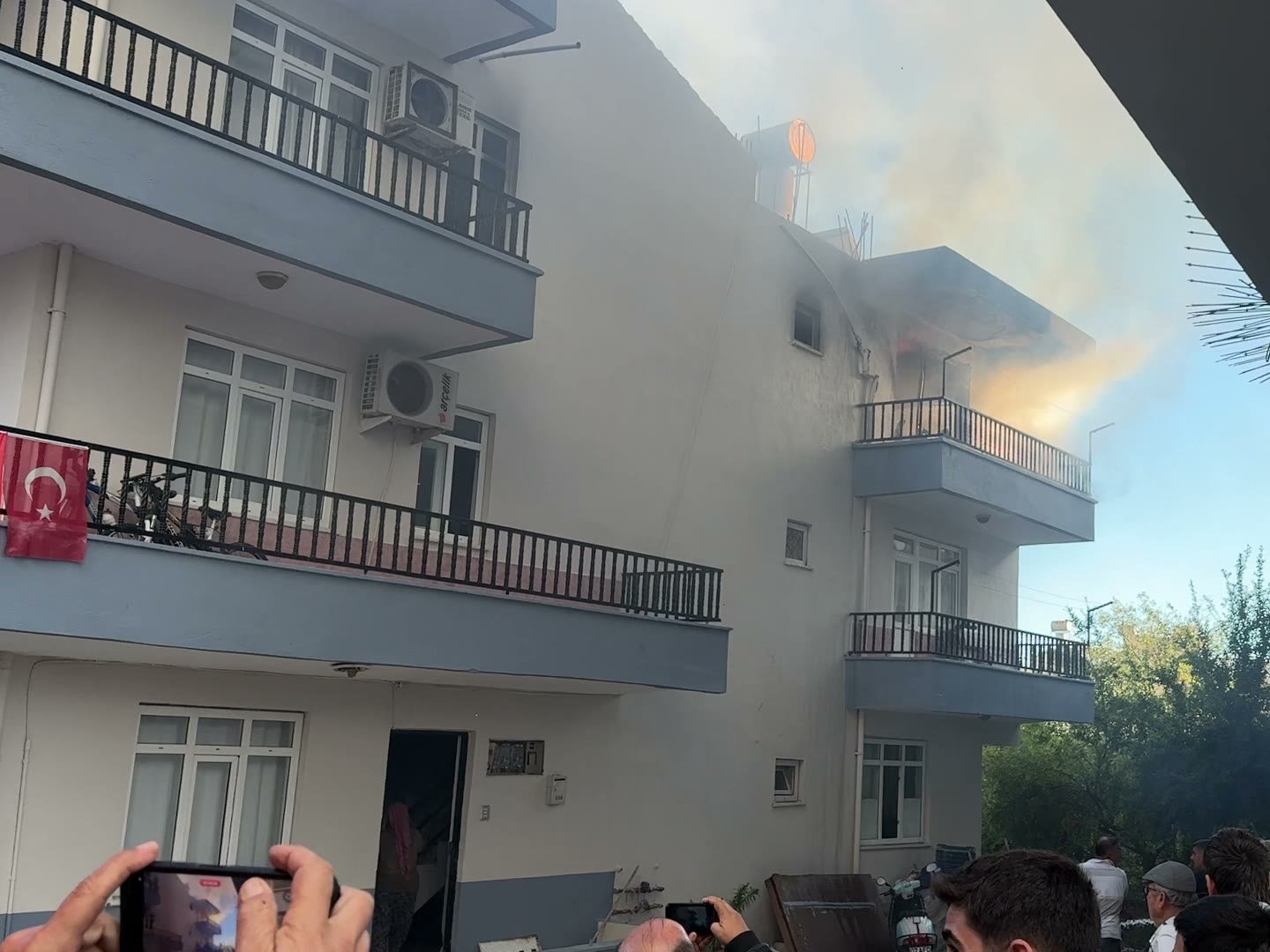 Serik Kökez Mahallesi'nde yangın çıkan 3 katlı bina