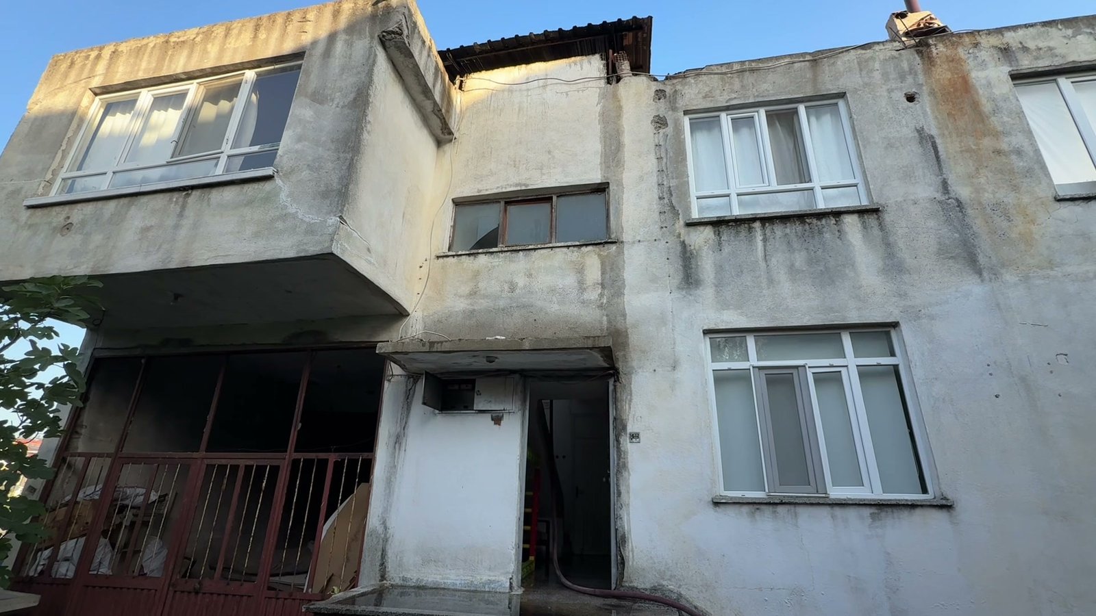 Yangın, evin çatı katında maddi hasara neden oldu