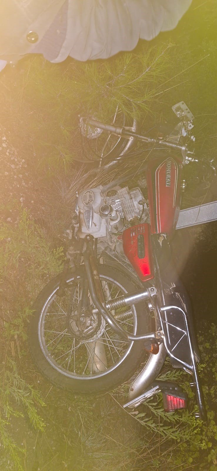 Serik'teki kazada yoldan çıkarak devrilen motosiklet