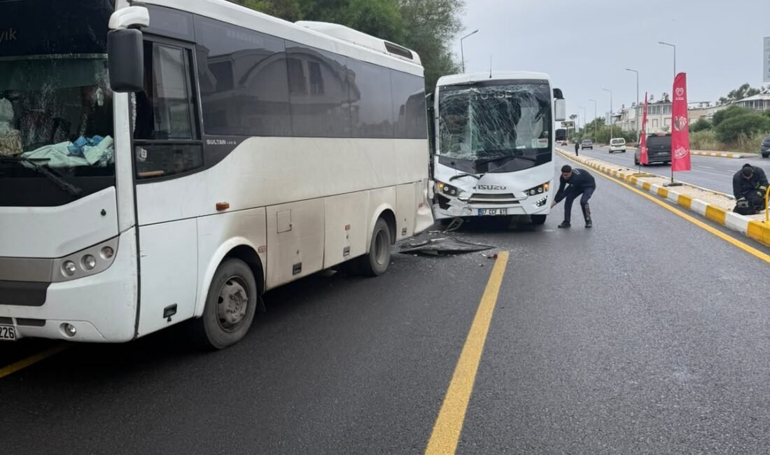 Antalya'nın Serik ilçesinde arızalanarak yol kenarına park eden otobüse, arkadan