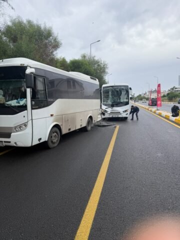 Antalya'nın Serik ilçesinde arızalanarak yol kenarına park eden otobüse, arkadan