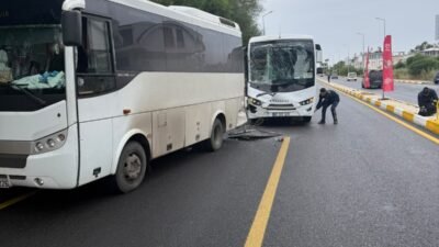 Antalya'nın Serik ilçesinde arızalanarak yol kenarına park eden otobüse, arkadan