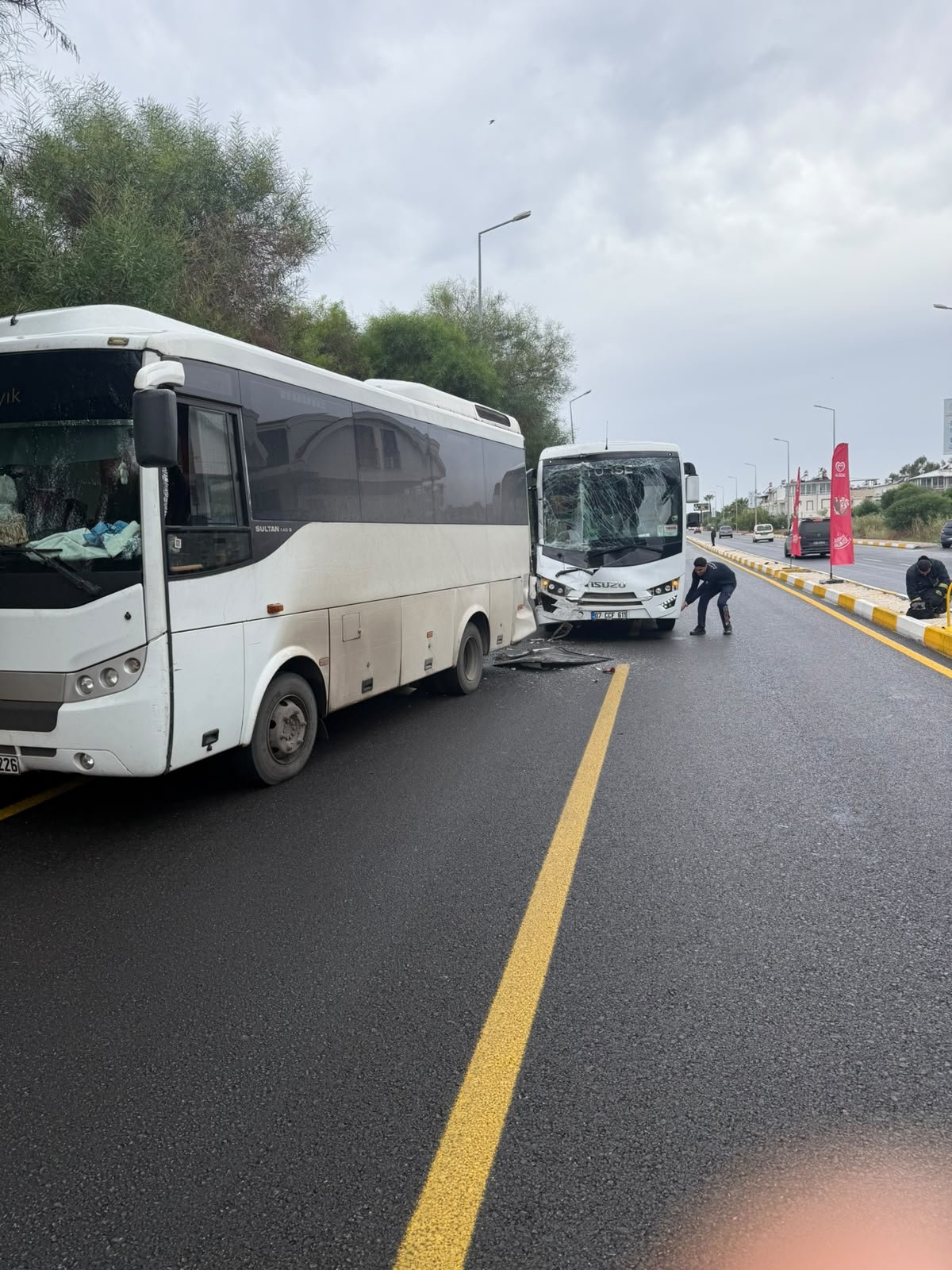 Serik'te park halindeki otobüse arkadan çarptı