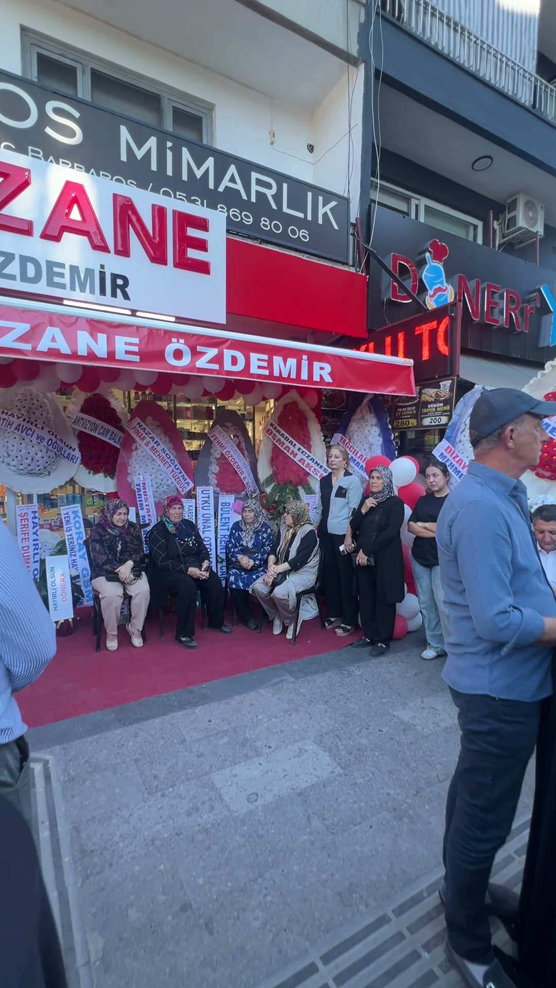 Özdemir Eczanesi'nin açılış törenine katılan davetliler