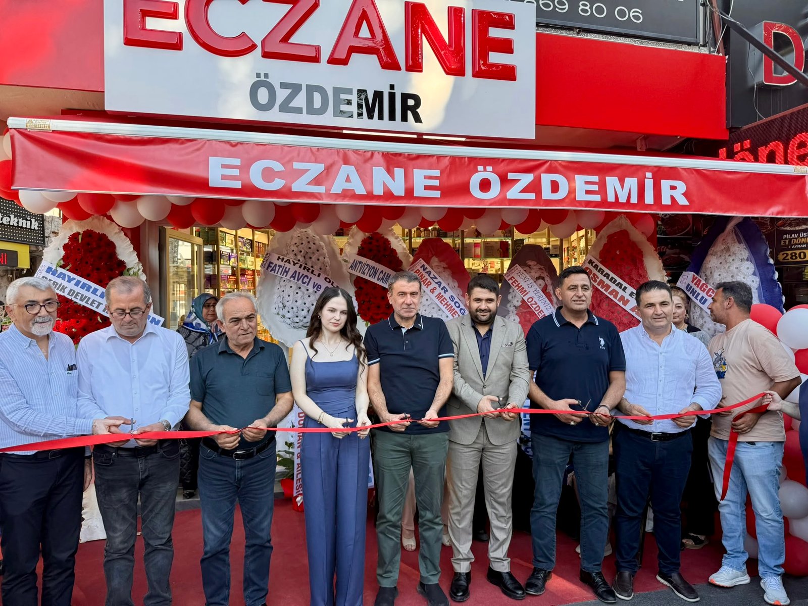 Serik'te Özdemir Eczanesi'nin açılış kurdelesi davetlilerle birlikte kesildi