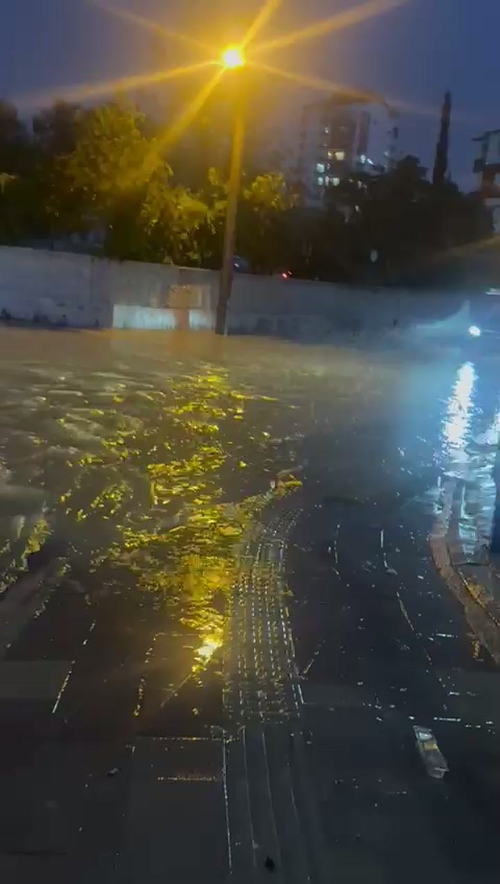 Akşam saatlerinde suyla kaplanan yol