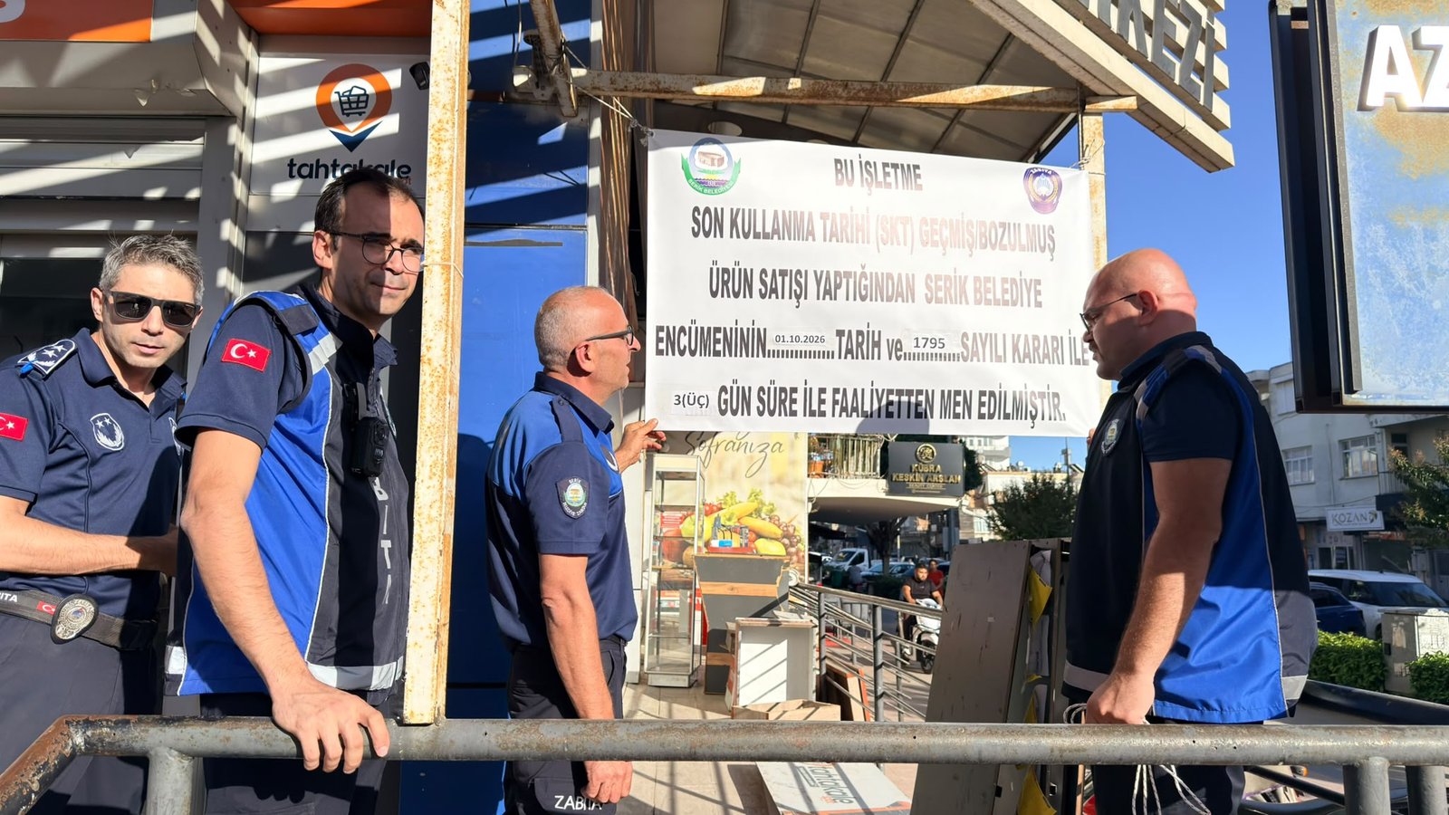 Serik Belediyesi zabıta ekipleri, son kullanma tarihi geçmiş ürün satan zincir market şubesine kapatma yazısını astı