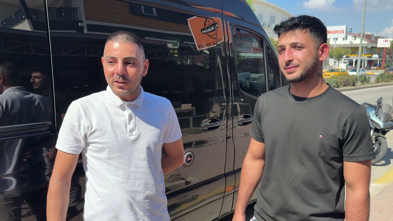 Turizm servis aracı şoförü Tunahan Çavuş ve Emre Demir