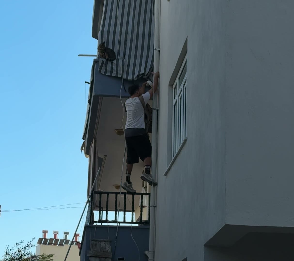 Yıldız'ın alt kattaki balkondan üst kata tırmanışı