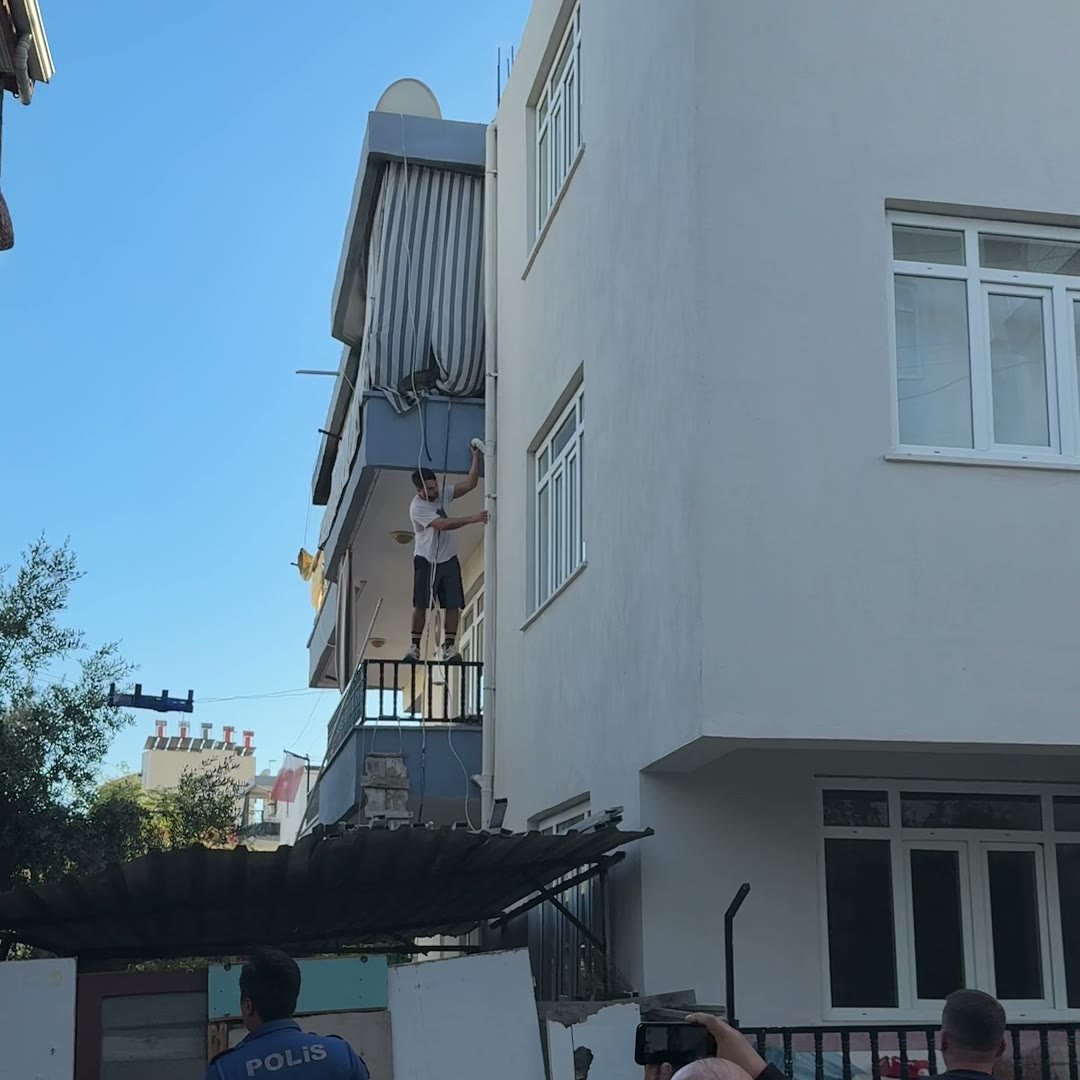 Çevredekiler tırmanışı endişeyle izledi