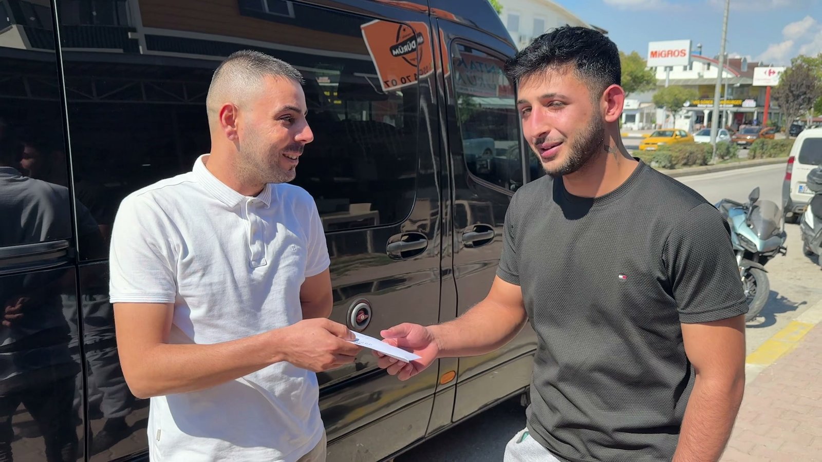Tunahan Çavuş, yolda bulduğu parayı zarf içinde Emre Demir'e teslim ediyor