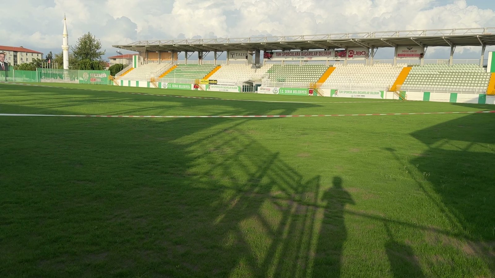 Serikspor'un stadında saha zemini