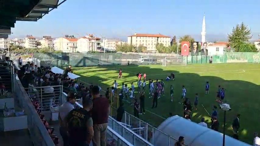 Maçın ardından taraftarlar, futbolcuları tribünlerin önüne çağırdı
