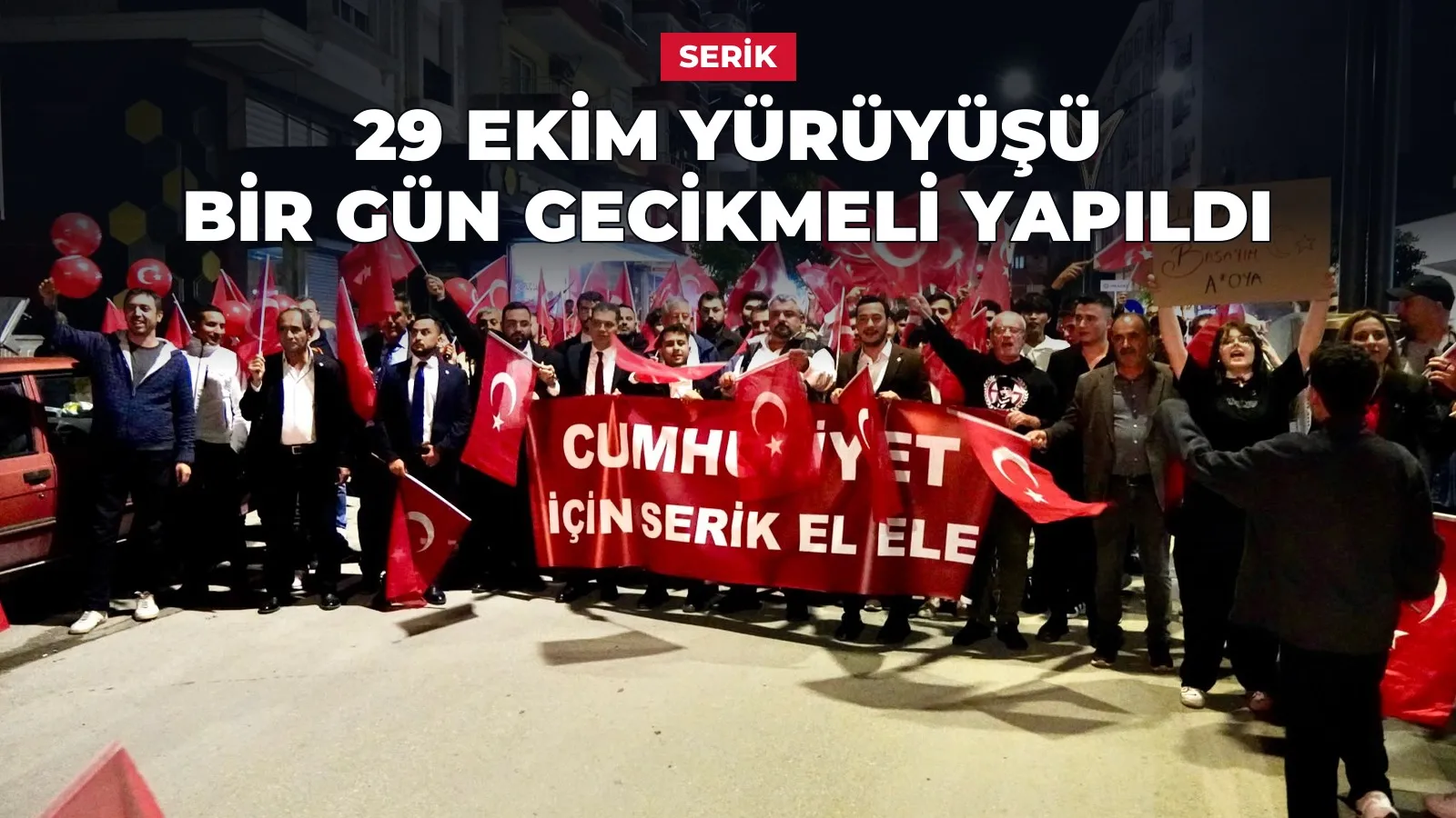 Serik'te 29 Ekim yürüyüşüne Türk bayrakları ve pankartla katılan ilçe sakinleri