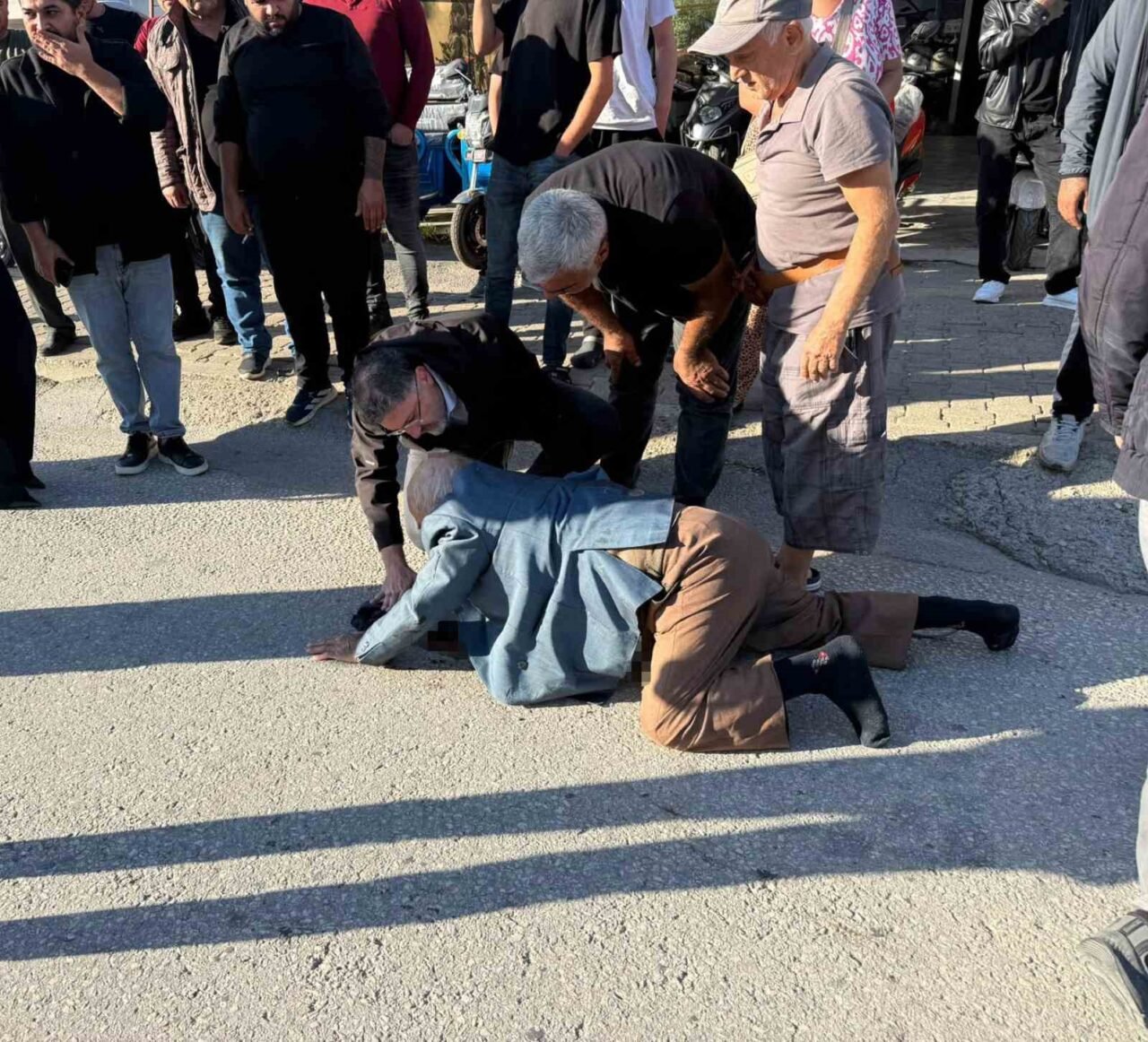 Antalya'nın Serik ilçesinde yaşanan kazada yaya geçidinde çarpışma meydana geldi.