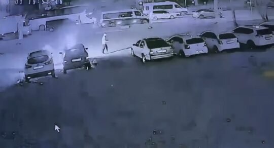 Antalya'nın Serik ilçesinde Yeni Mahalle'de bir oto galeride 6 araç