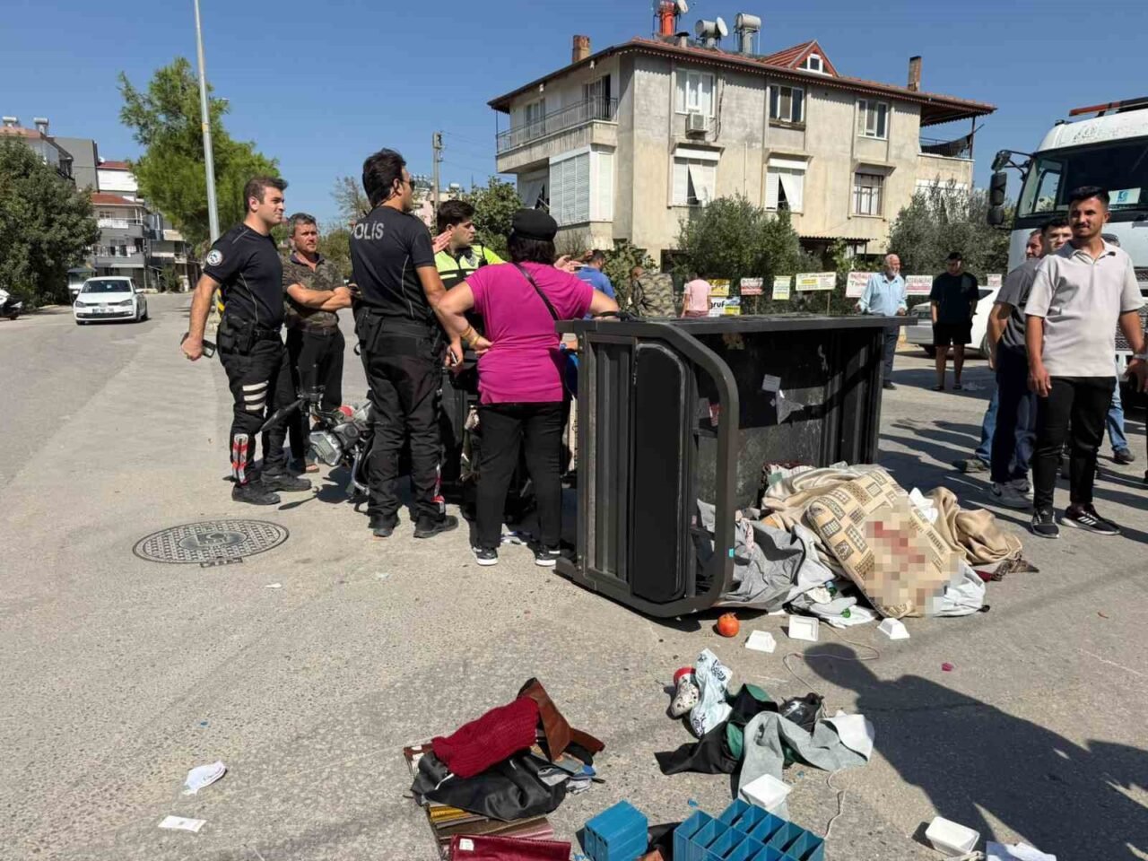 Antalya’nın Serik ilçesinde otomobil ile elektrikli üç tekerlekli kasalı bisikletin
