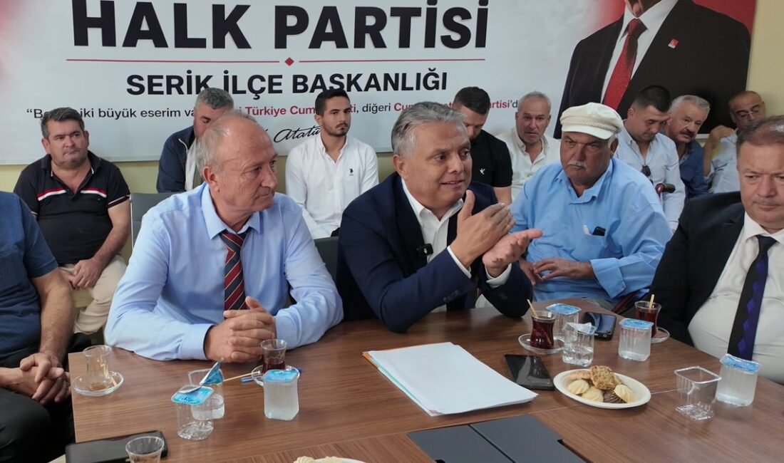 Ümit Uysal Serik'te CHP ilçe teşkilatıyla buluştu; 10 yıl içinde